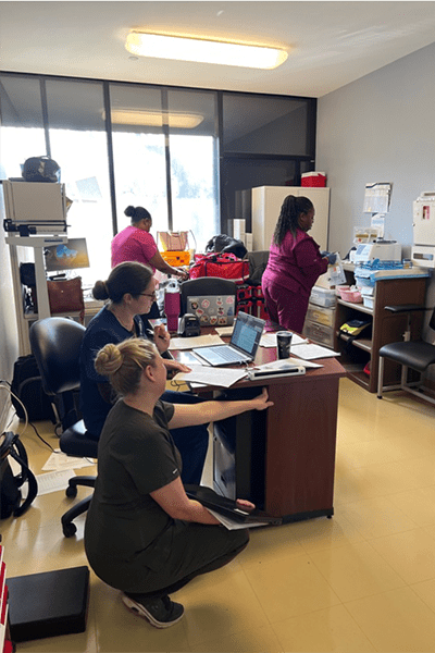 Miembros del equipo Puente en las instalaciones de Integral Care