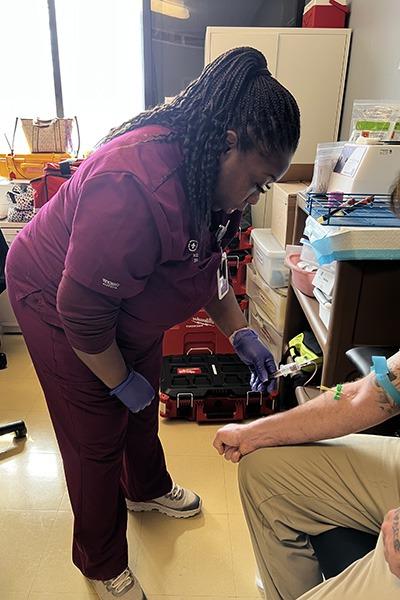 Miembro del equipo Puente brindando atención médica en Integral Care